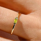 Minimalistisk ring med rektangulær fødselsstein for kvinner