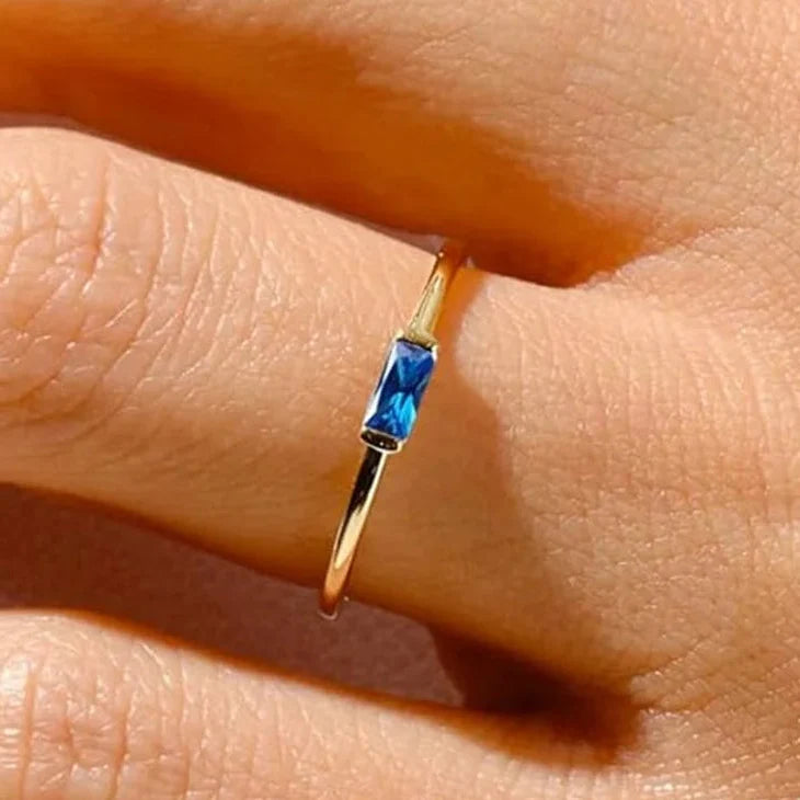 Minimalistisk ring med rektangulær fødselsstein for kvinner
