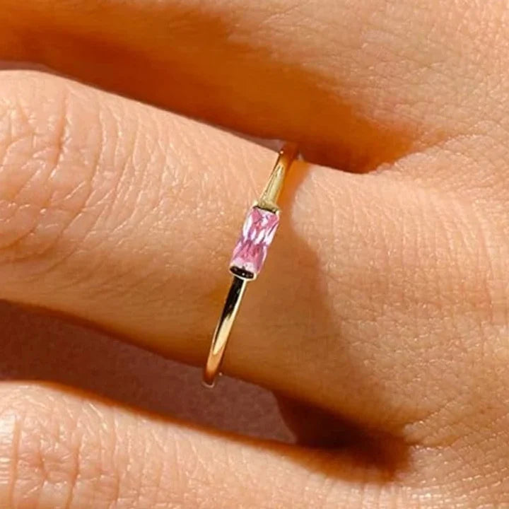 Minimalistisk ring med rektangulær fødselsstein for kvinner