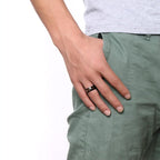 Ring med egyptisk korsmotiv i sort og guld