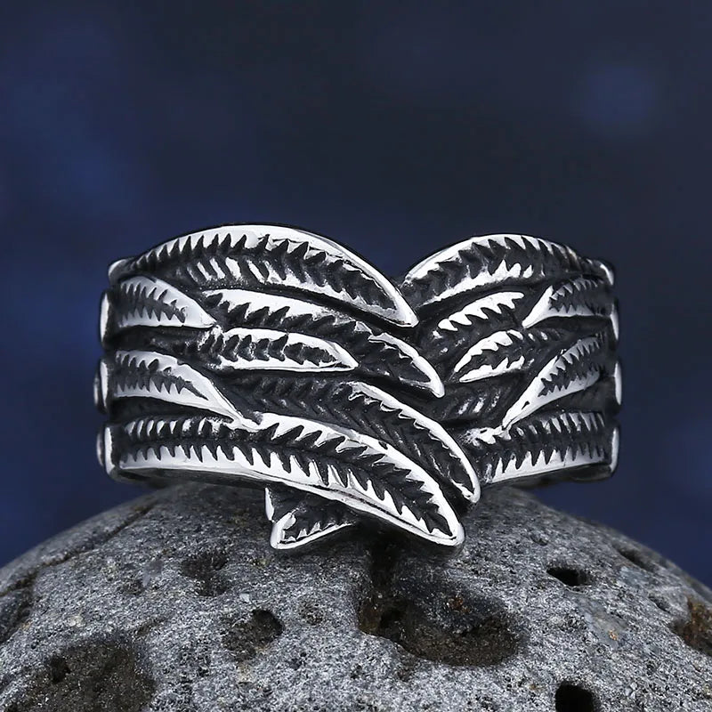 Ring med antikt fjerdesign