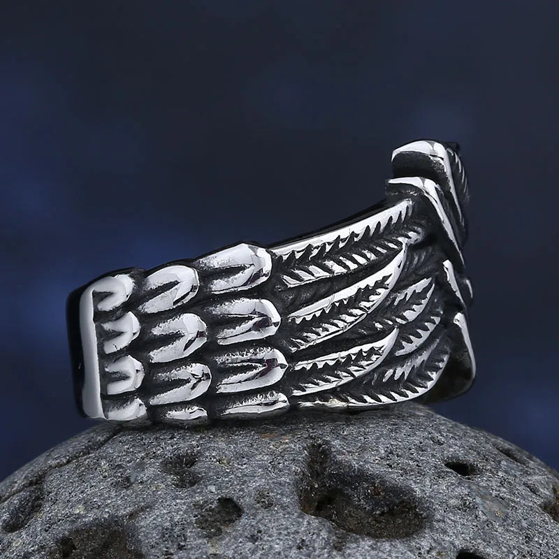 Ring med antikt fjerdesign