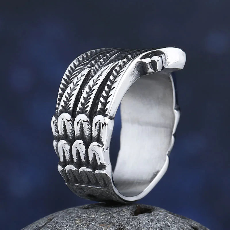 Ring med antikt fjerdesign