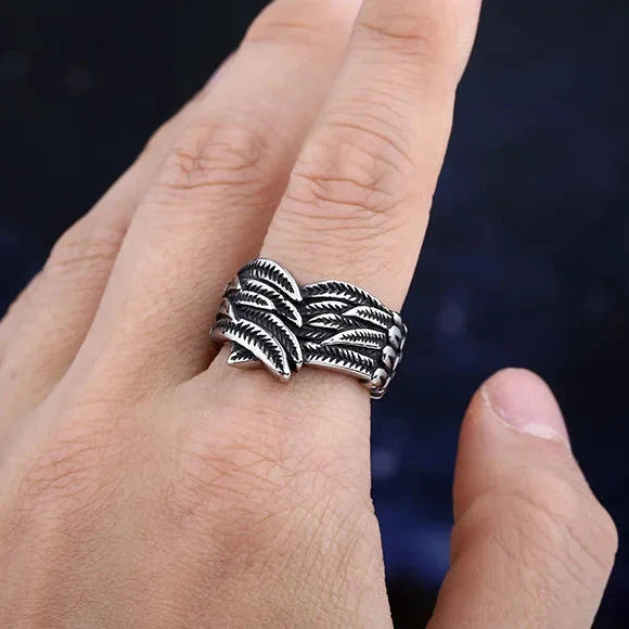 Ring med antikt fjerdesign