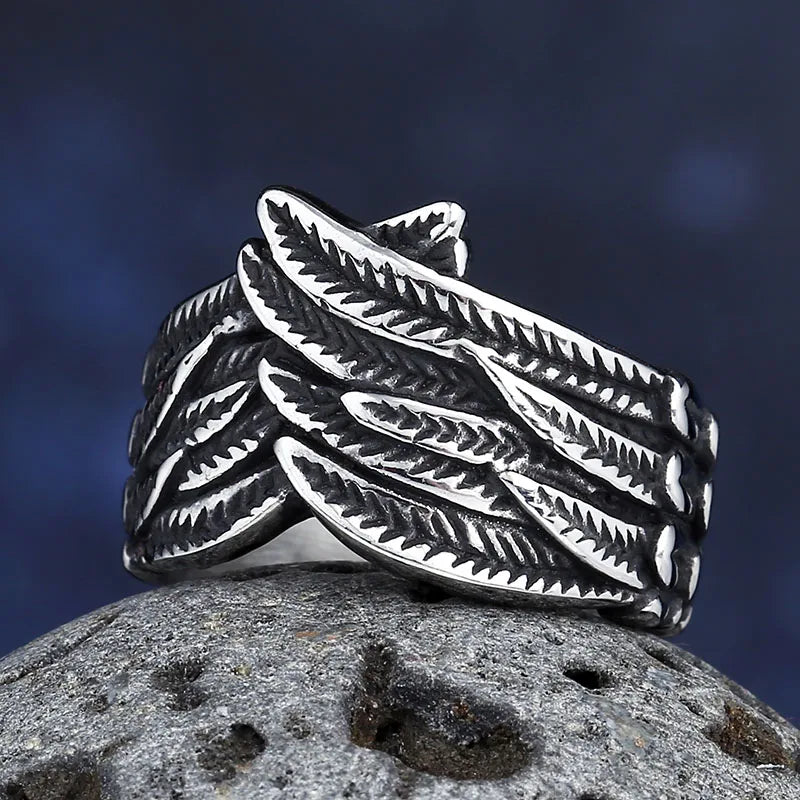Ring med antikt fjerdesign