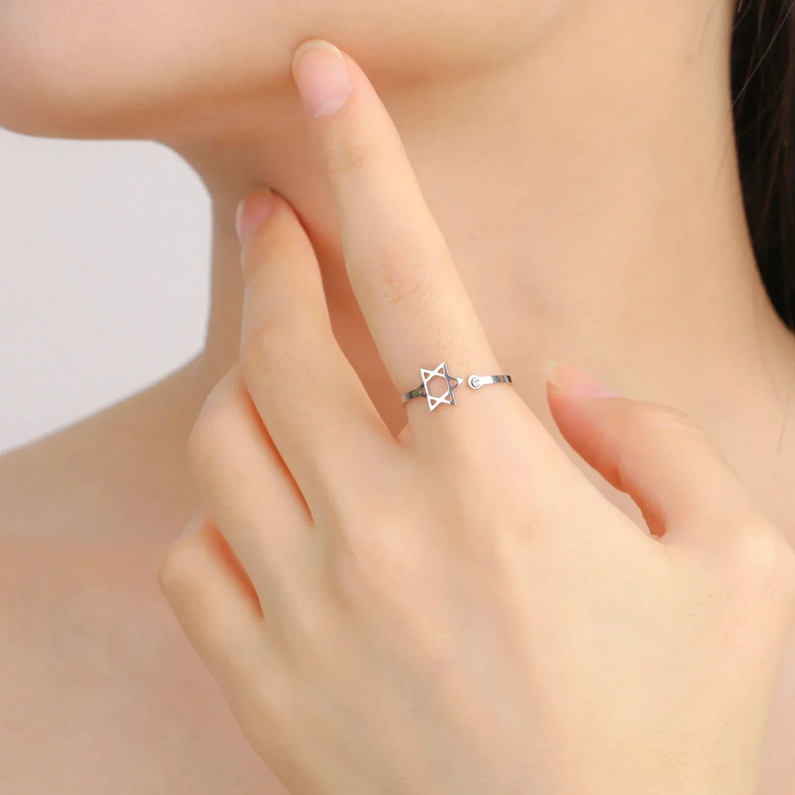 Öppen ring med den judiska symbolen Davidsstjärna i silver