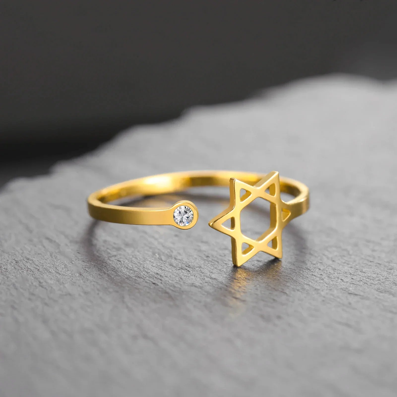 Öppen ring med den judiska symbolen Davidsstjärna i guld