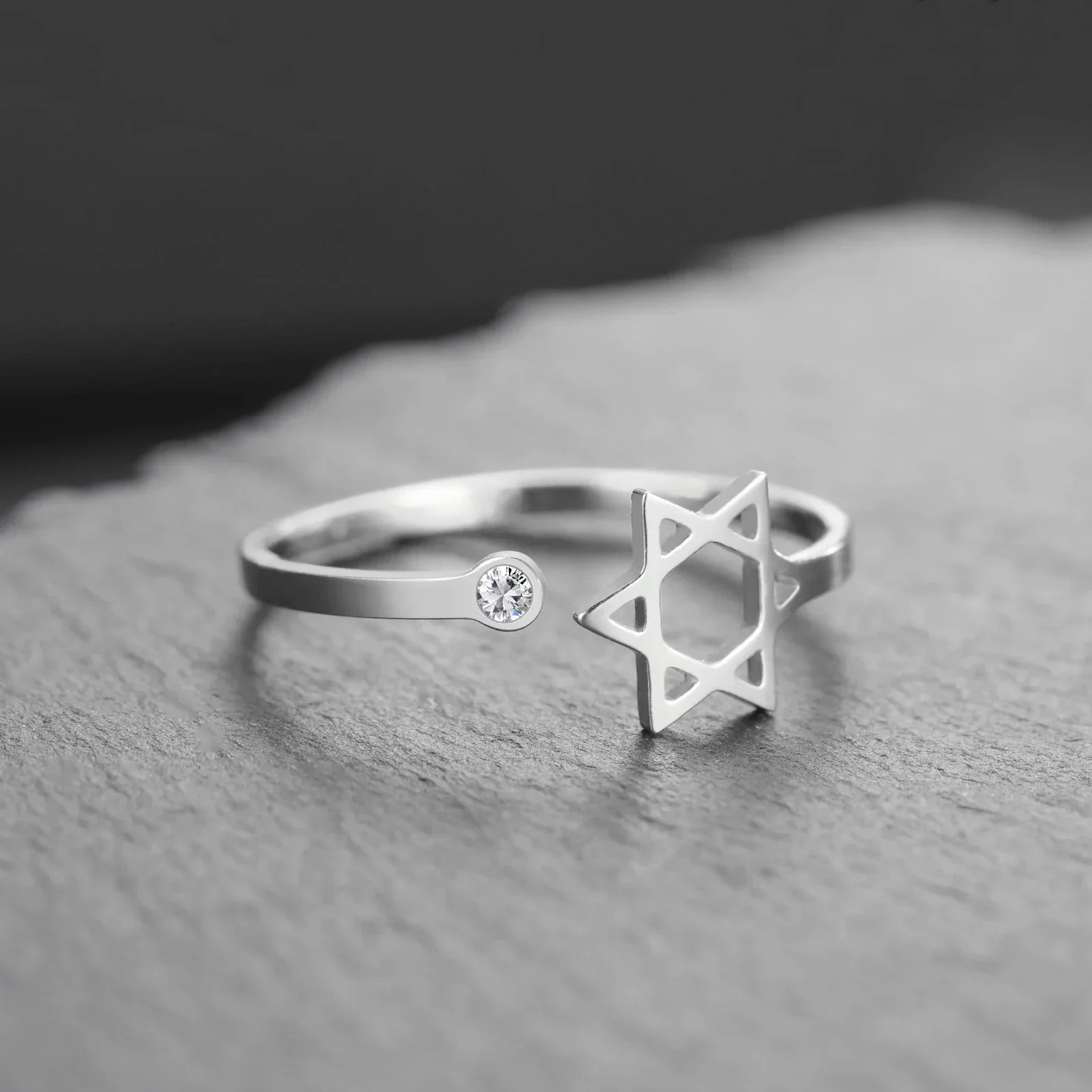 Öppen ring med den judiska symbolen Davidsstjärna i silver