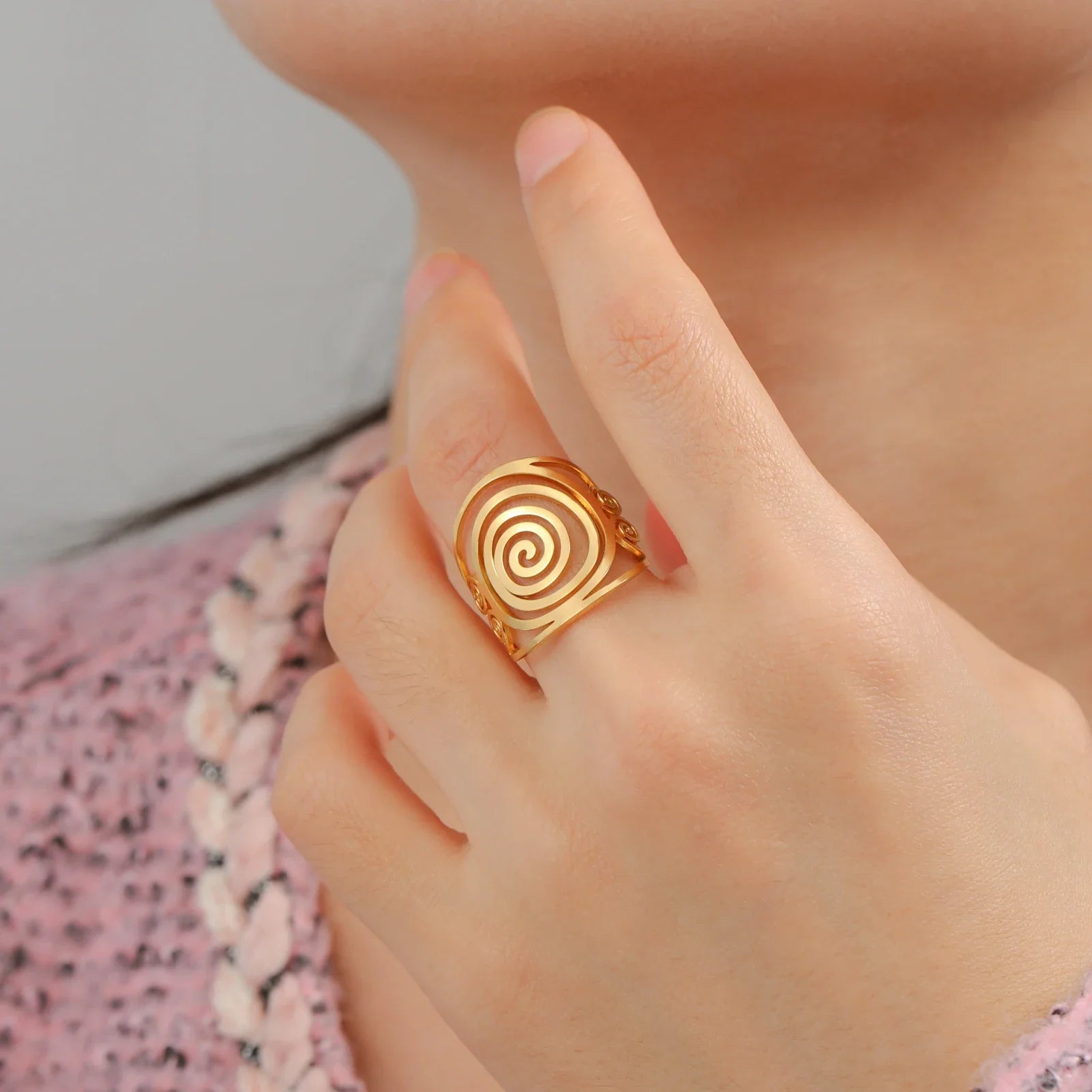Bred spiralring til kvinder i guld