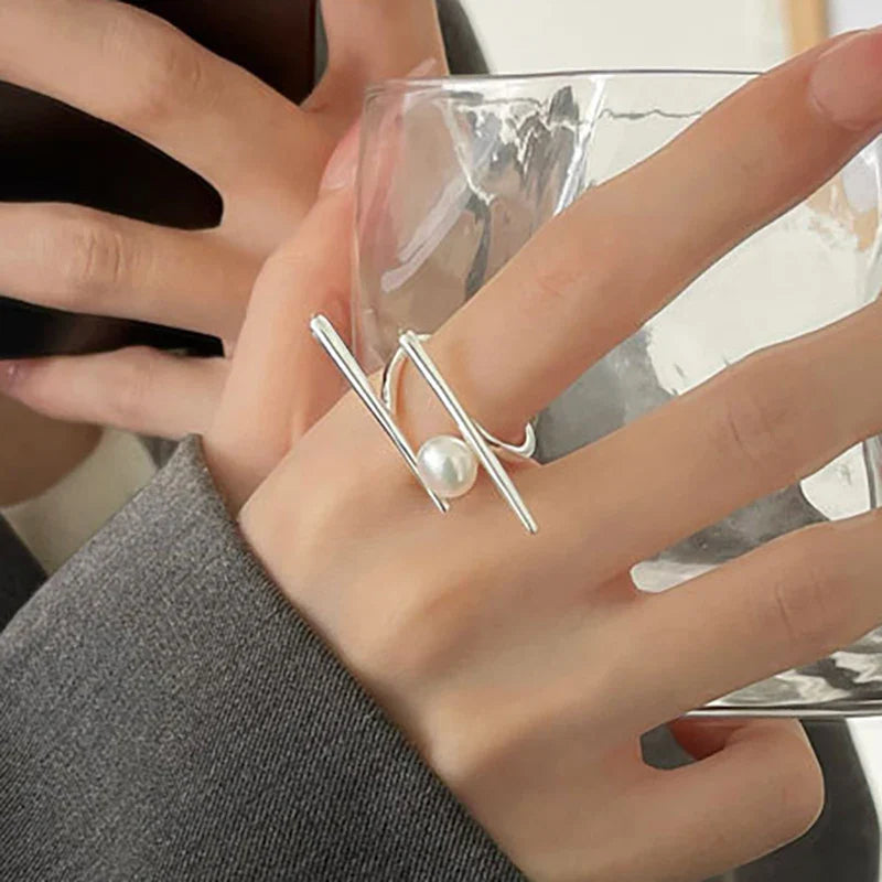 Stylový prsten s bílou perlou ze zirkonu