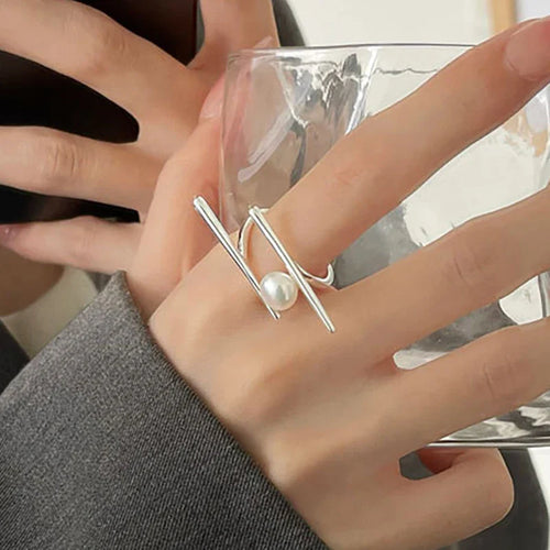 Stilfuld ring med hvid perle i zirkonium