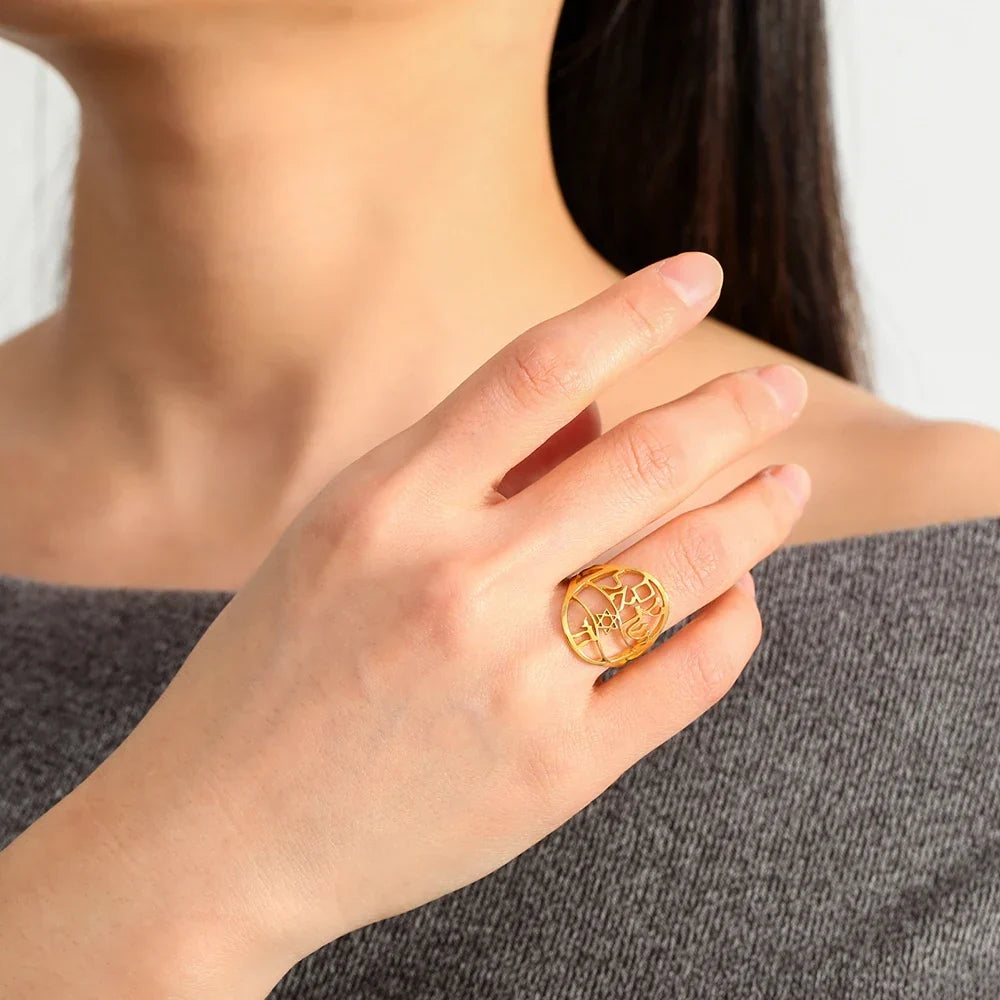 Symbolisk judisk ring med hebreisk gravyr, Davidsstjärna och Haï Chai, guld