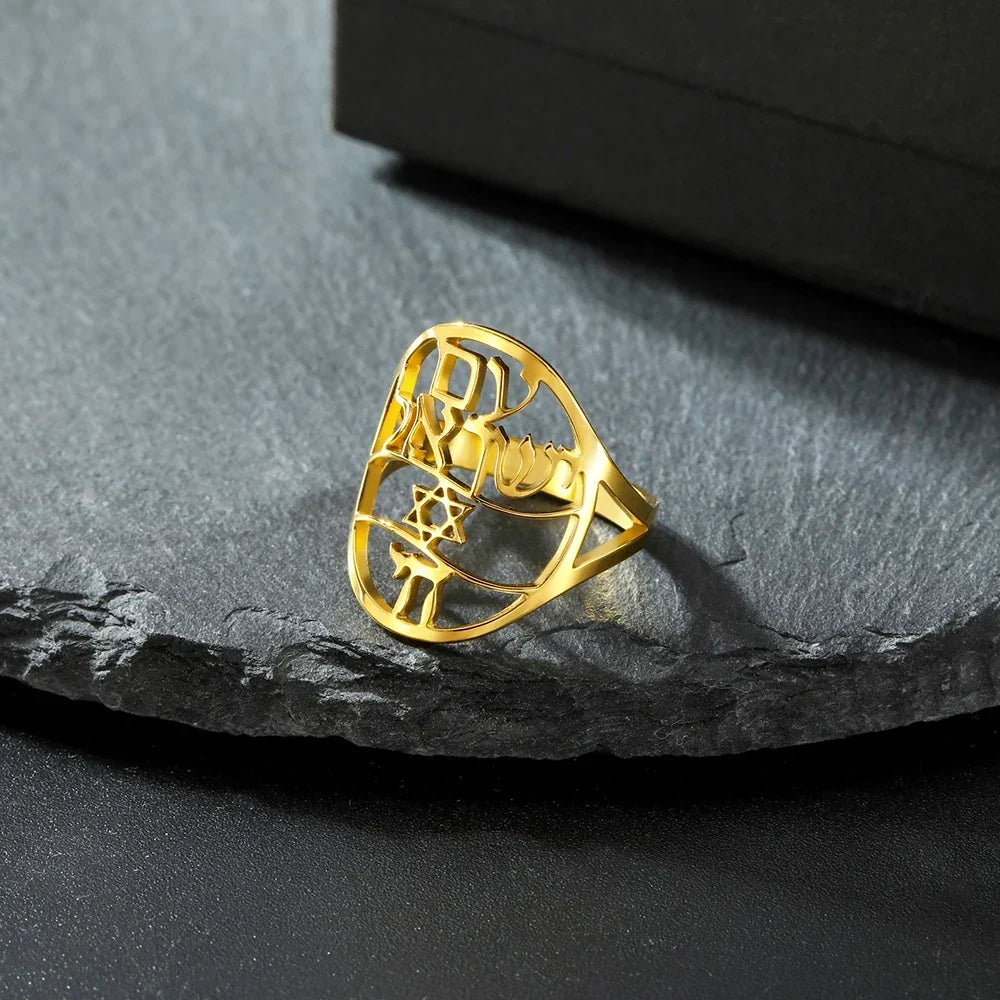 Symbolisk judisk ring med hebreisk gravyr, Davidsstjärna och Haï Chai, guld