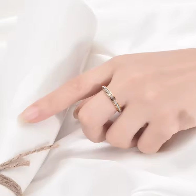 Prsten proti stresu s otočným kroužkem a zirkonem