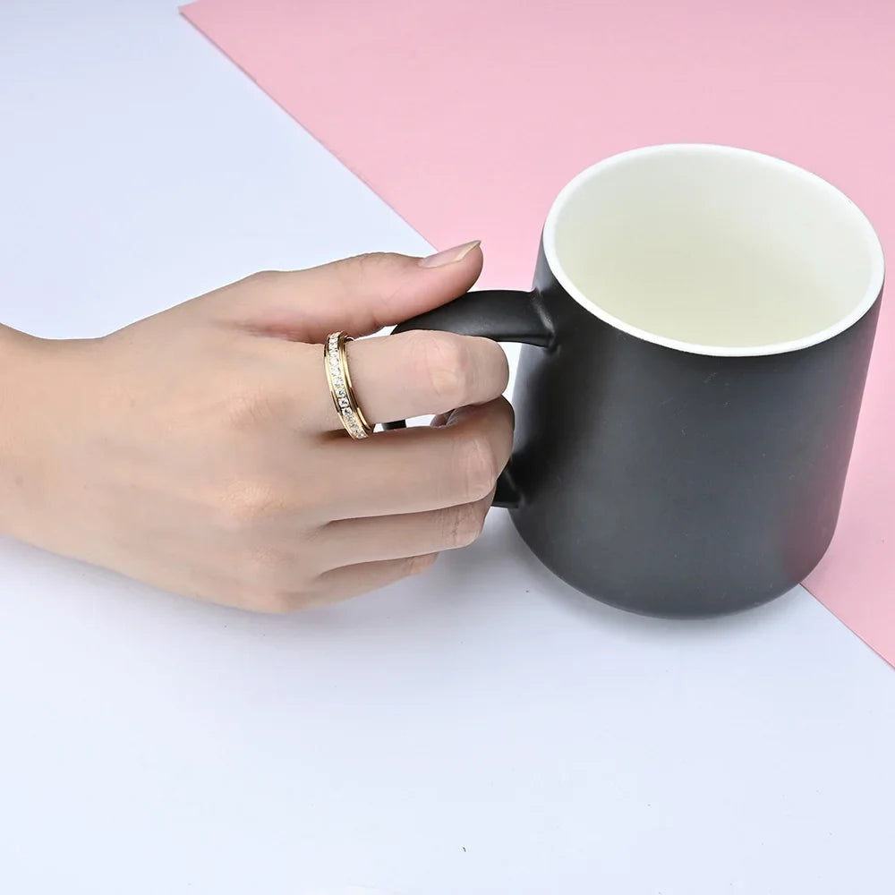 Prsten proti stresu s otočným kroužkem a zirkonem