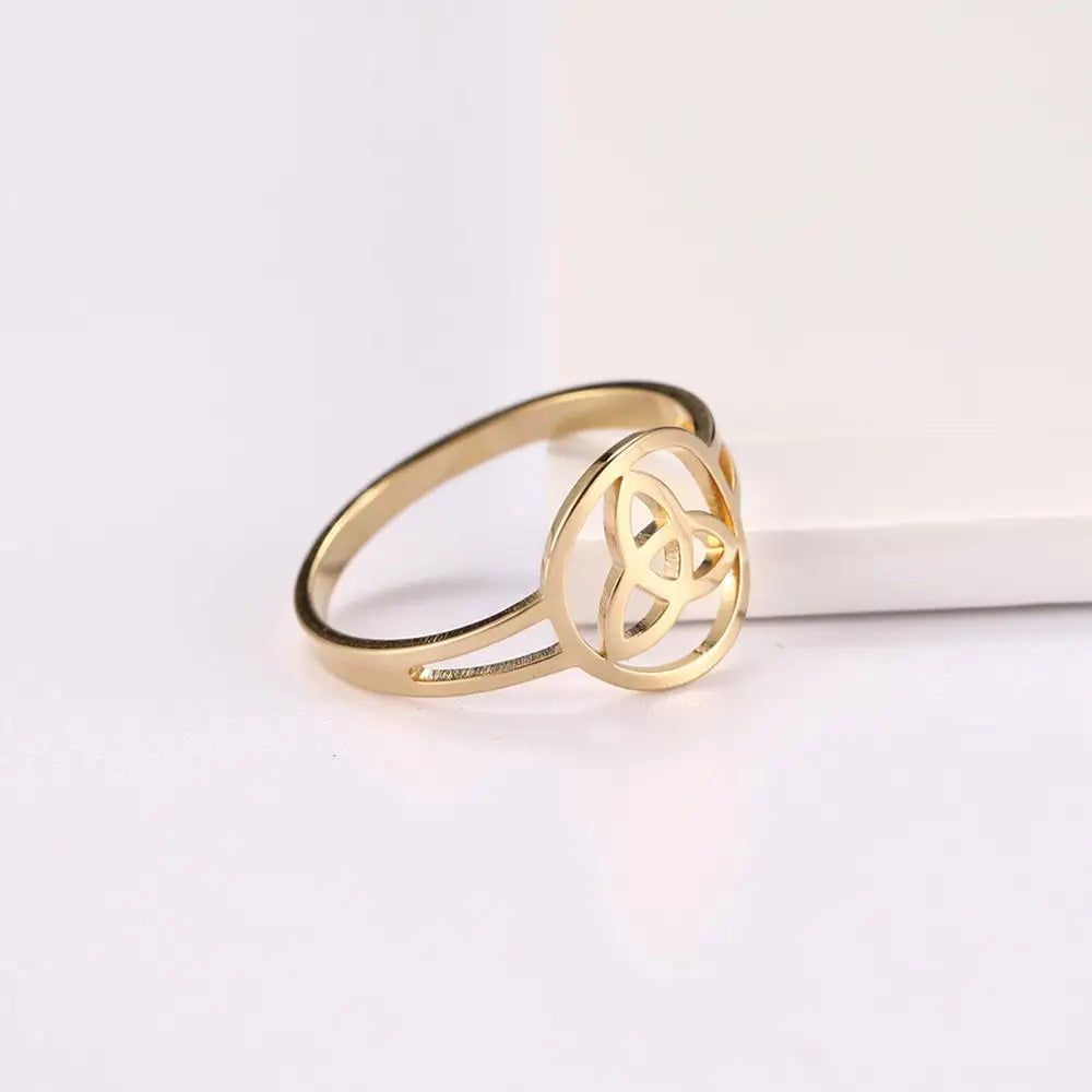 Ring Triquetra Keltisk Treenighedsknude i guld