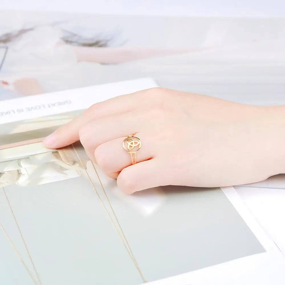 Ring Triquetra Keltisk Treenighedsknude i guld