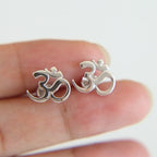 Buddhistisk Om-øredobb i sølv