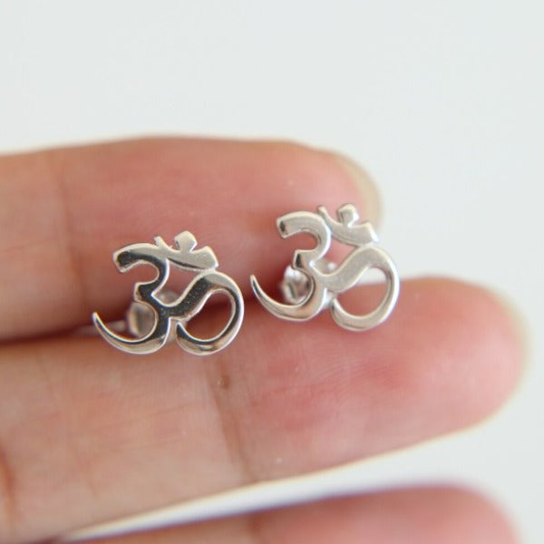 Buddhistisk Om-øredobb i sølv