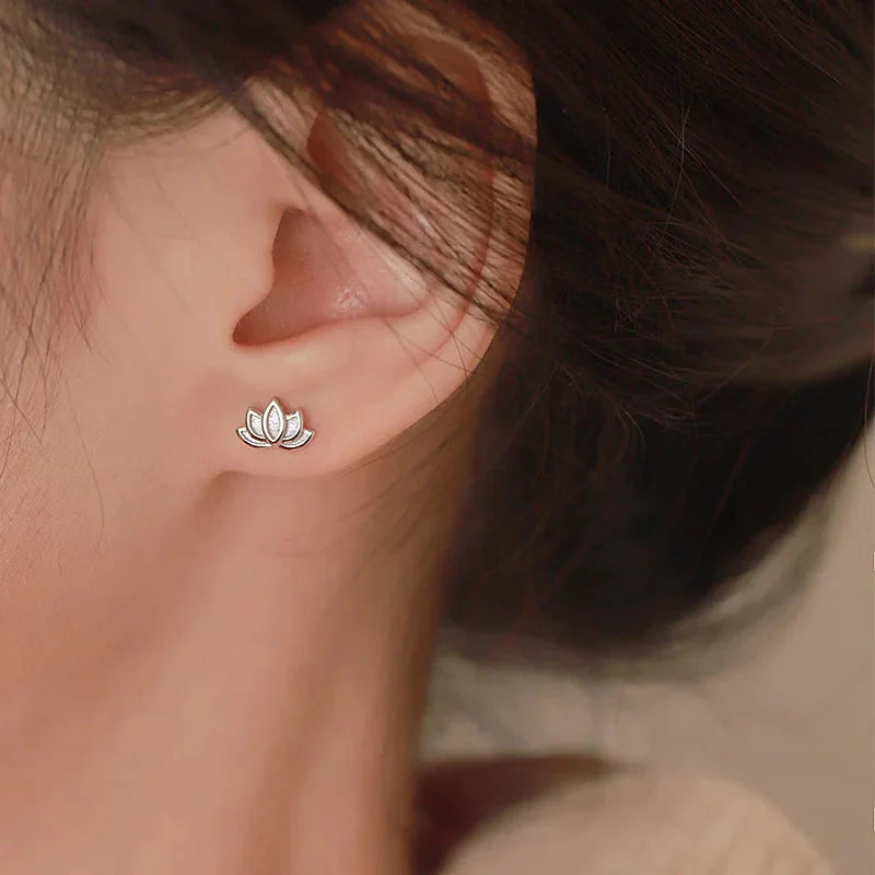 Lotusblomst Ørestikker til Kvinder i Sølv