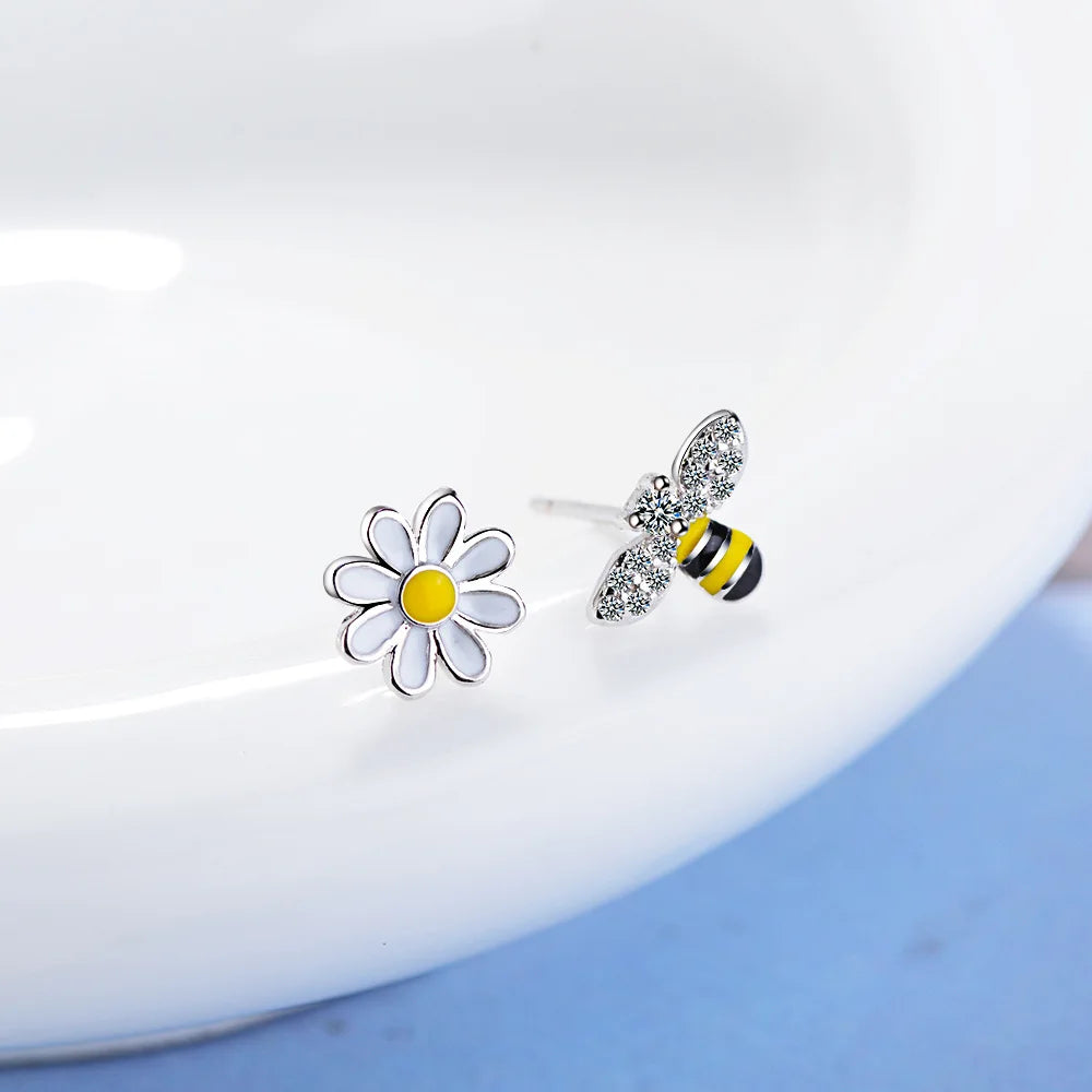 Øredobber med bie og prestekrageblomst