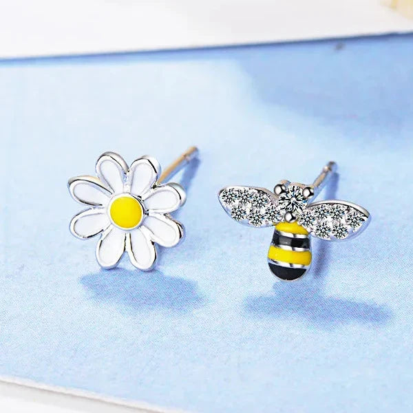 Øredobber med bie og prestekrageblomst