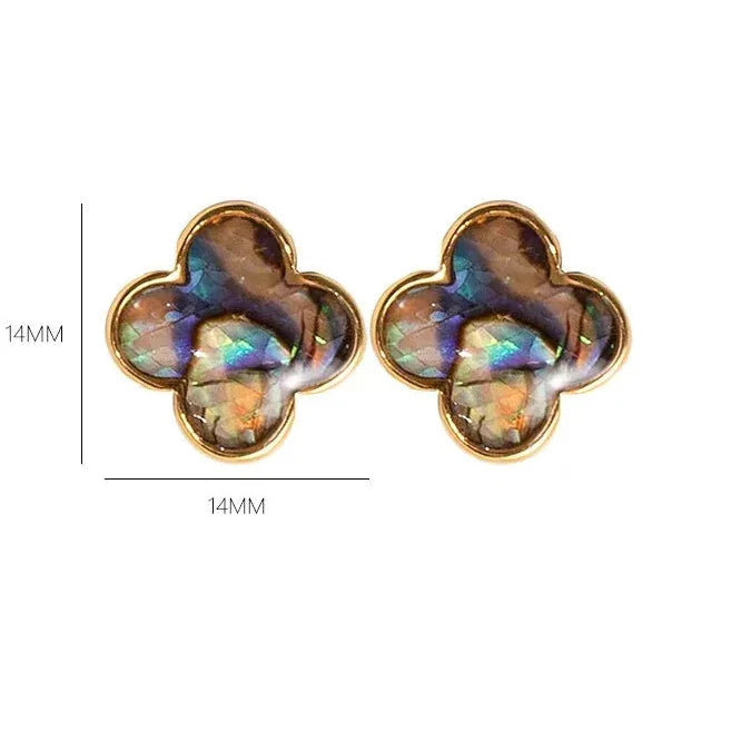 Øredobber med firkløver i naturlig stein