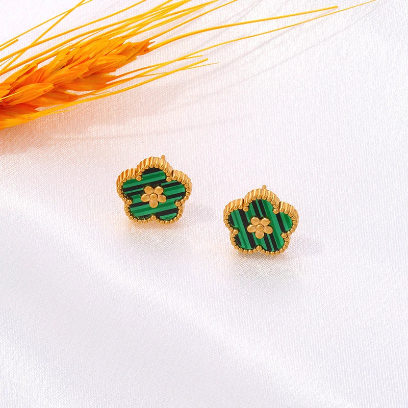 Øredobber med spiker og 5-bladet kløver grønn