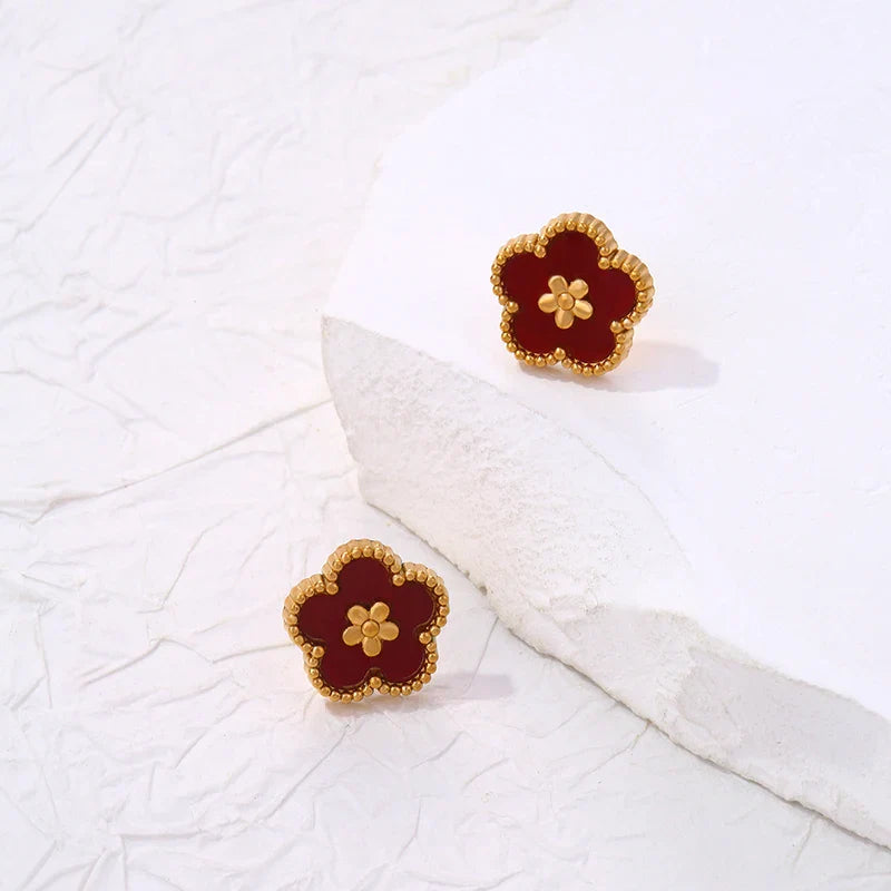 Øreringe med stift og 5-blads kløver rød