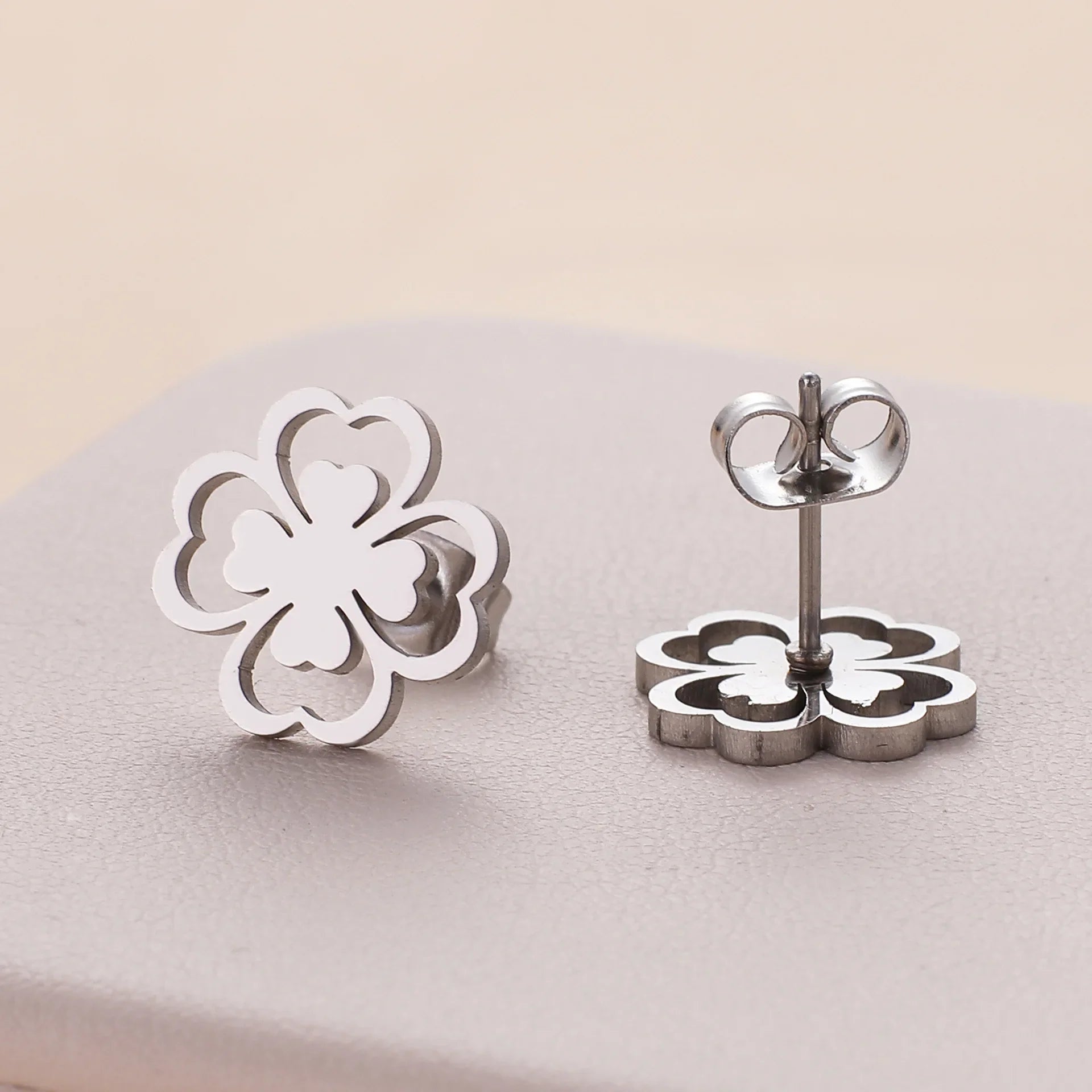 Øredobber med fireblads kløverblad i sølv