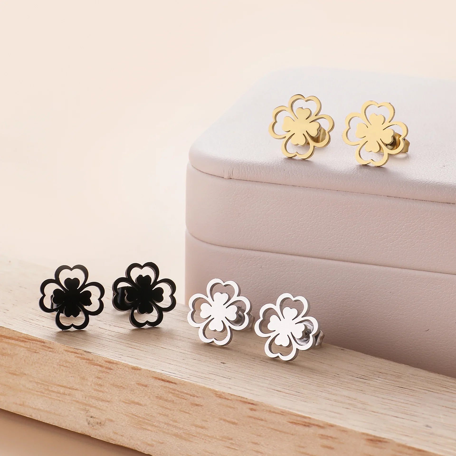 Øreringe i klips med firebladskløver i guld