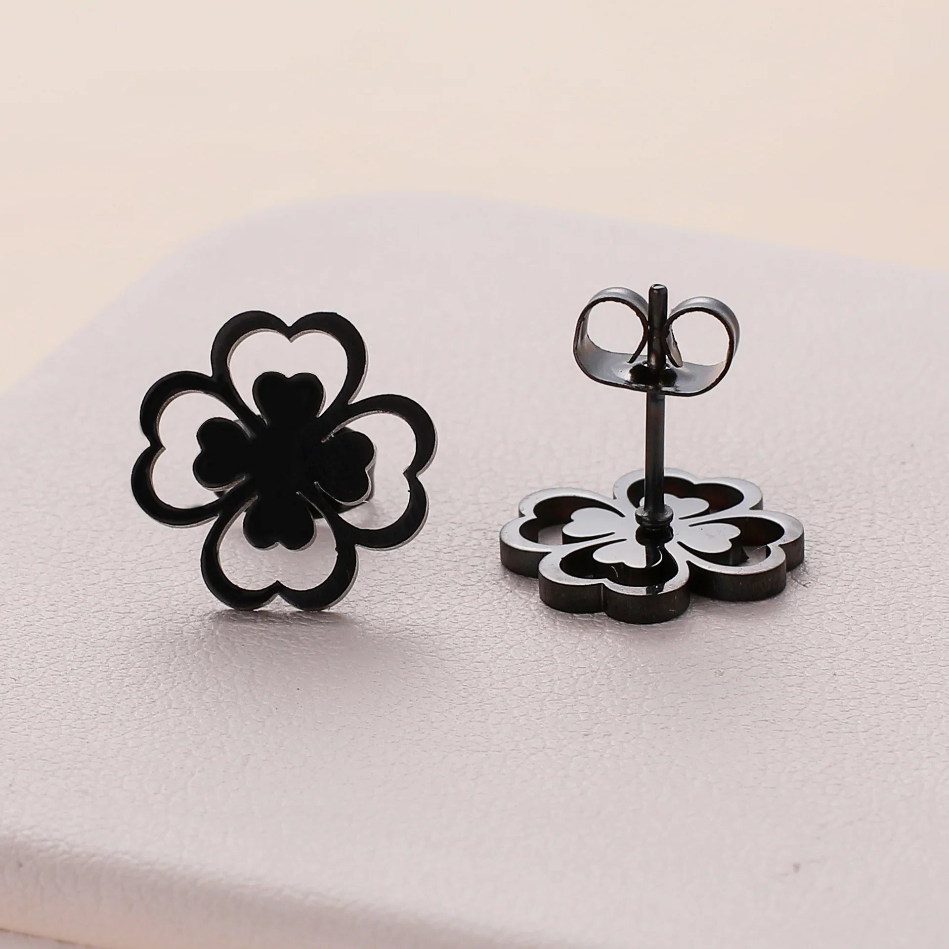 Øreringe i klips med firebladskløver i sort