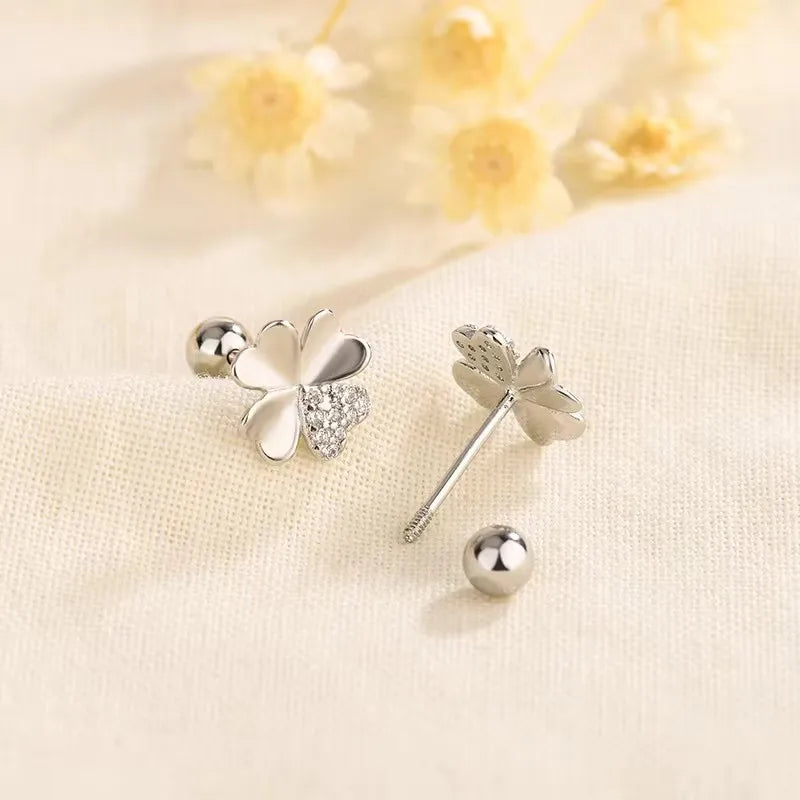 Øredobber med firkløverformet stift og zirkon