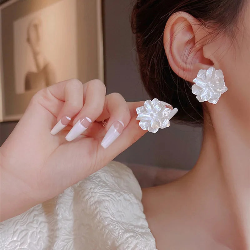 Boucles d'Oreilles Clou Fleur Blanche