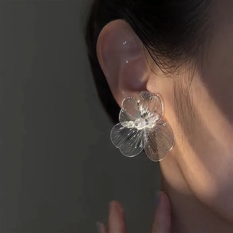 Øredobber med blomsterstift og brede hvite kronblader