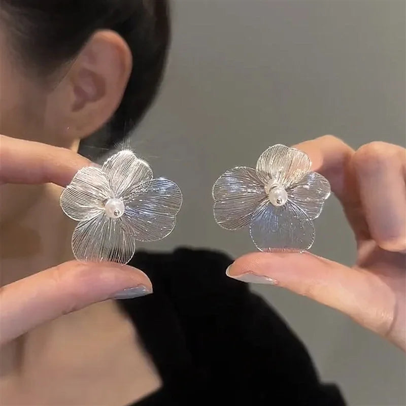 Øredobber med blomsterstift og brede hvite kronblader