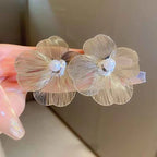 Øredobber med blomsterstift og brede hvite kronblader