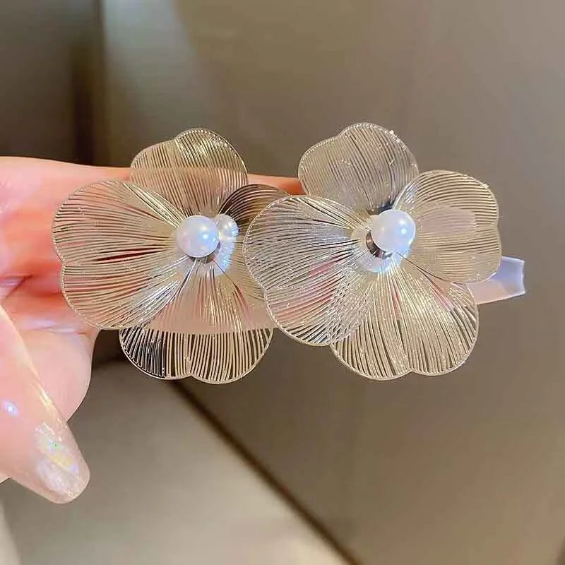 Øredobber med blomsterstift og brede hvite kronblader