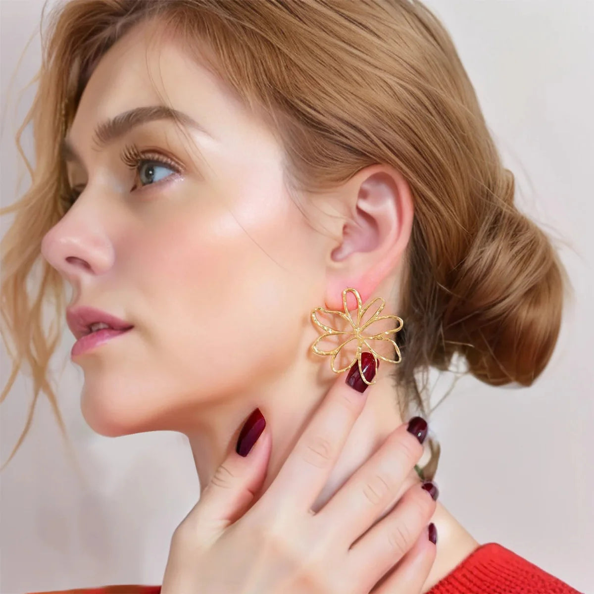 Øredobber med asymmetriske blomster i gull