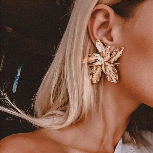Store asymmetriske blomster ørestikker i guld