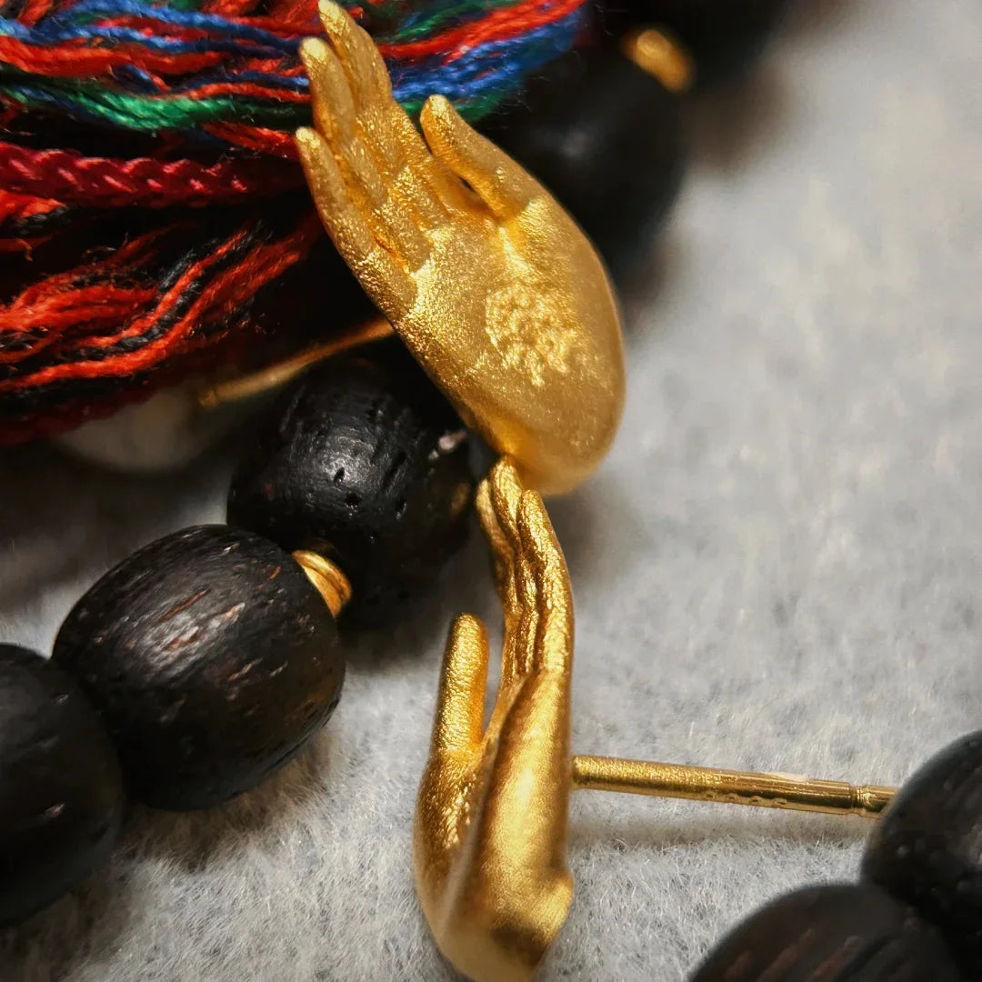Øredobber med Buddhas hånd i gull