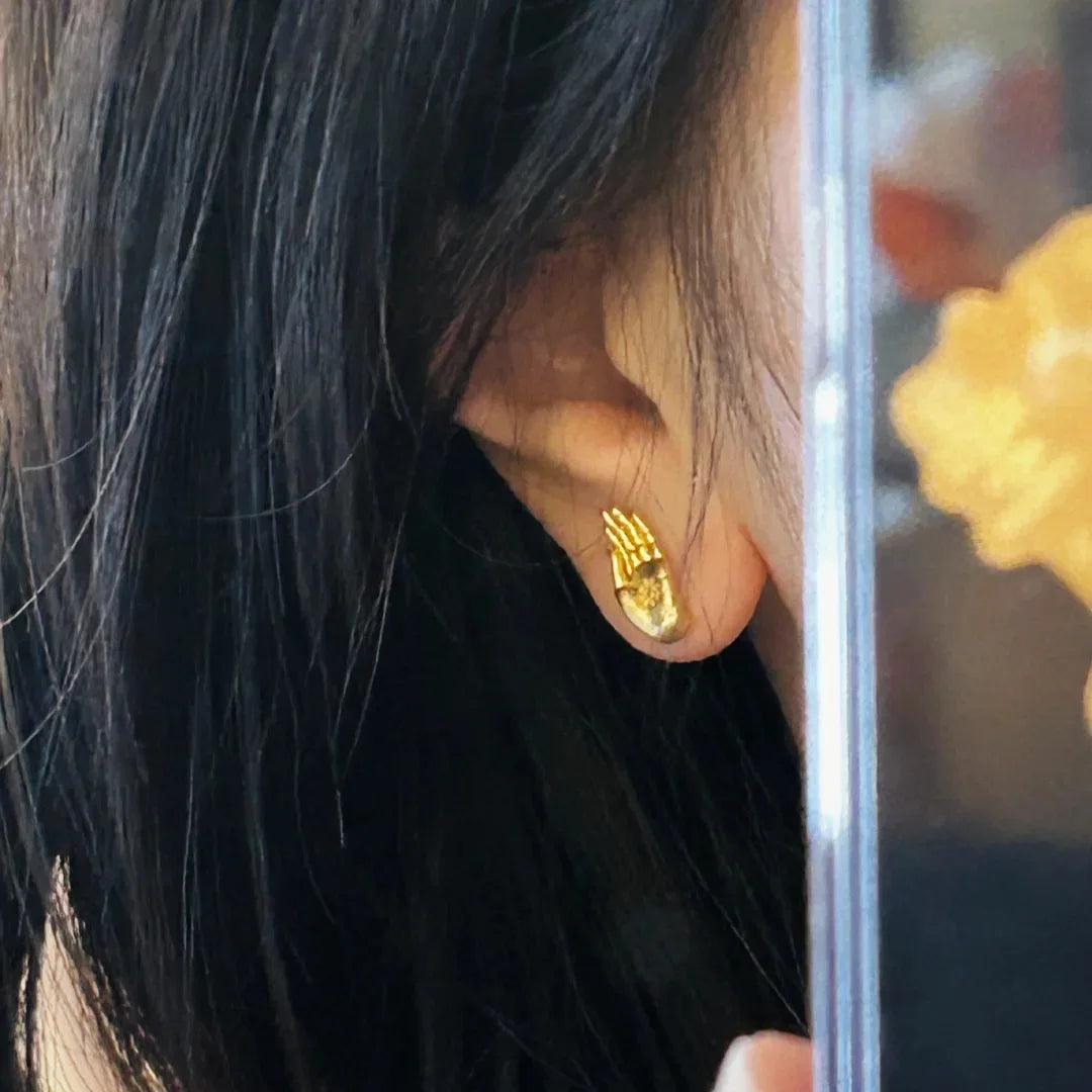 Øredobber med Buddhas hånd i gull