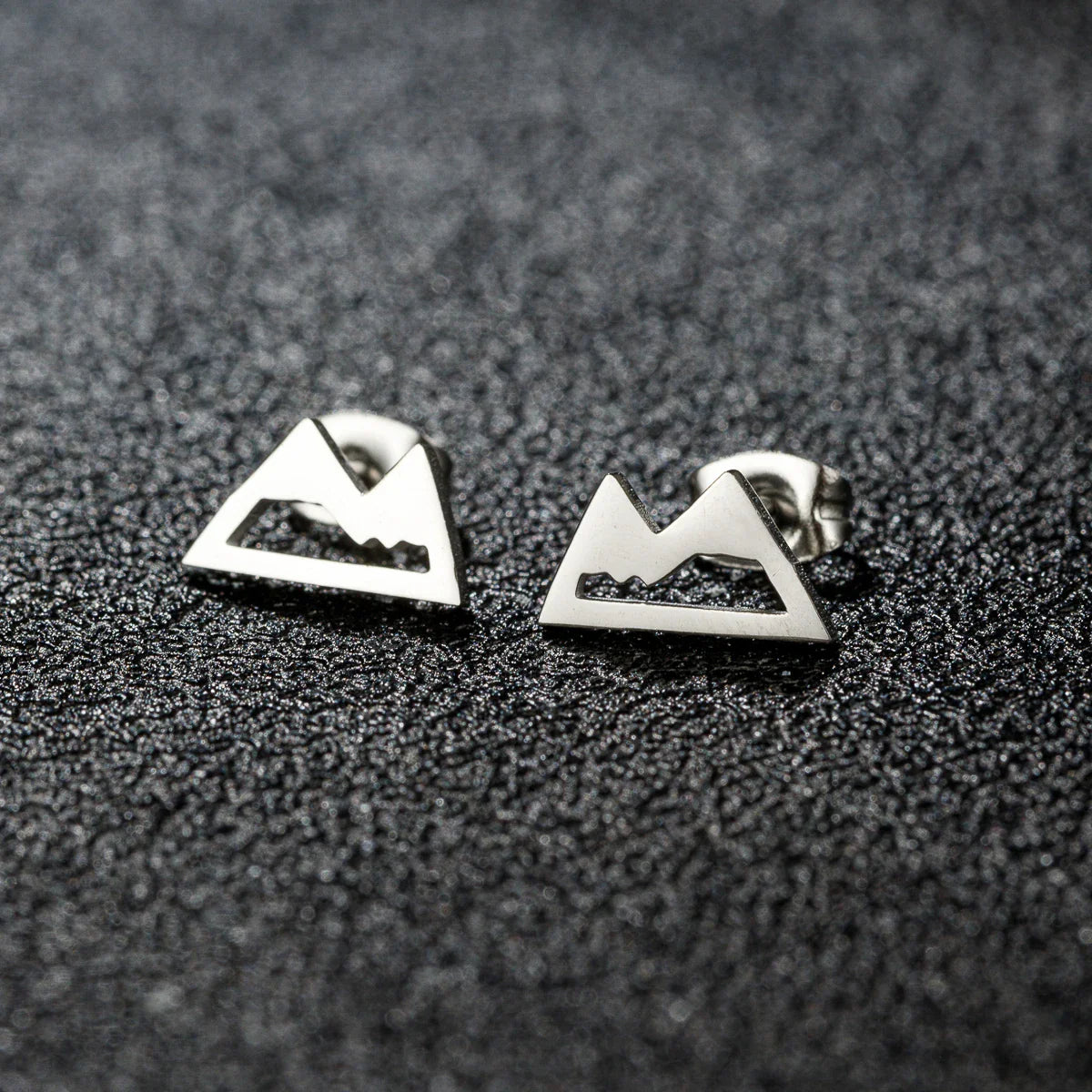 Minimalistiska bergörhängen i silver