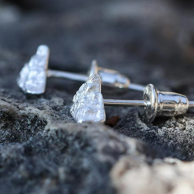Silverfärgade bergsörhängen med stift


Material: stål


Färger: silver


Storlek: 1 cm i diameter (se bild)


Allergivänlig garanti, passar för män, kvinnor, pojkar eller flickor


Mycket välgjord produkt