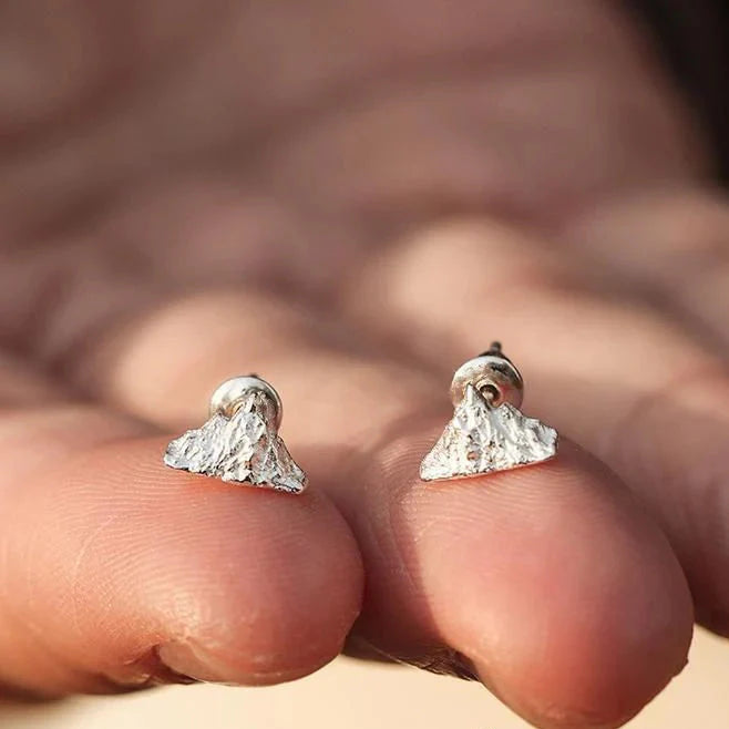 Silverfärgade bergsörhängen med stift


Material: stål


Färger: silver


Storlek: 1 cm i diameter (se bild)


Allergivänlig garanti, passar för män, kvinnor, pojkar eller flickor


Mycket välgjord produkt