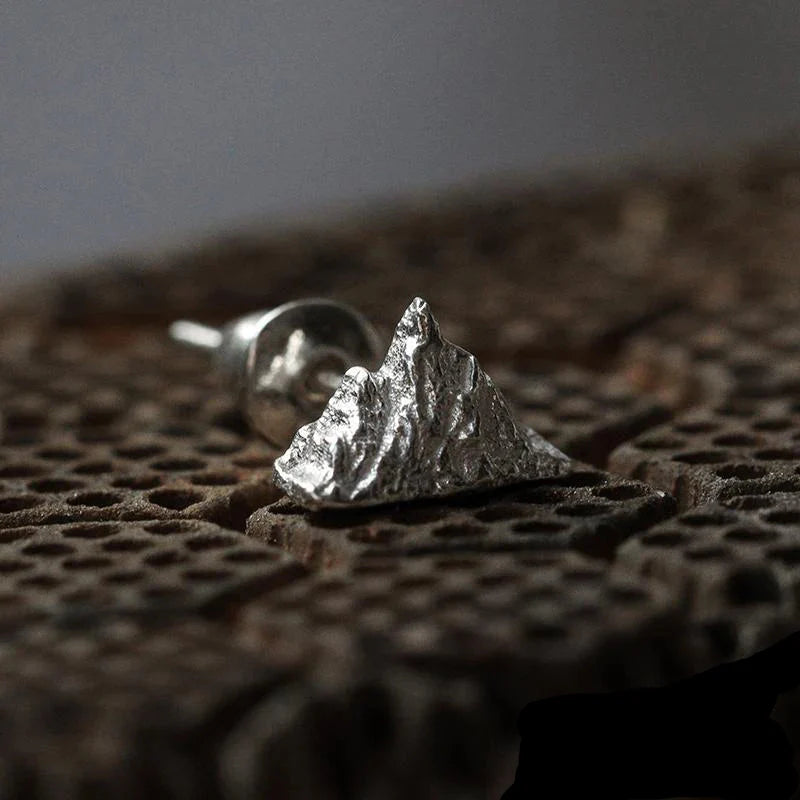 Silverfärgade bergsörhängen med stift


Material: stål


Färger: silver


Storlek: 1 cm i diameter (se bild)


Allergivänlig garanti, passar för män, kvinnor, pojkar eller flickor


Mycket välgjord produkt