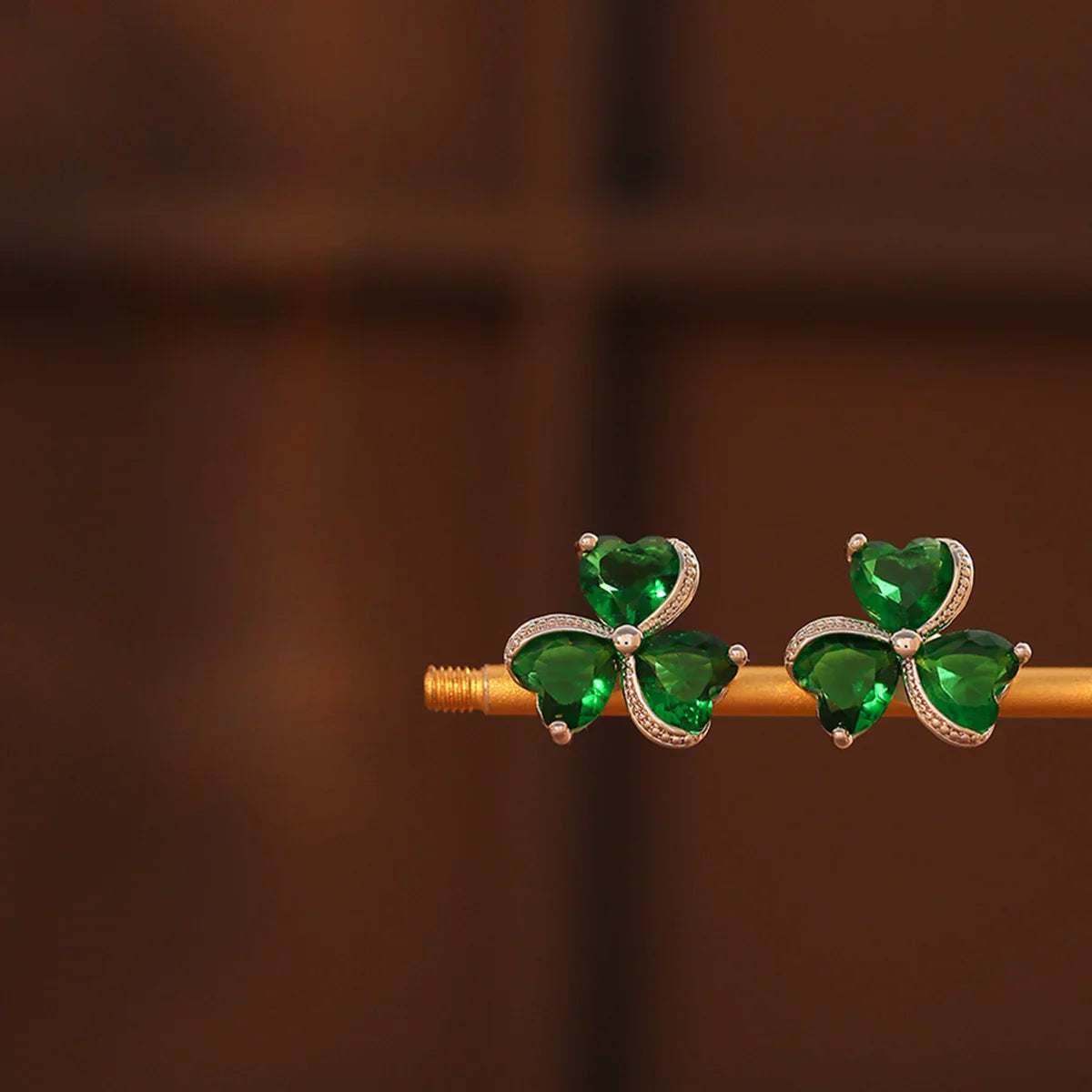 Øredobber med 3-bladete kløverstifter i smaragdgrønn og sølv med zirkon