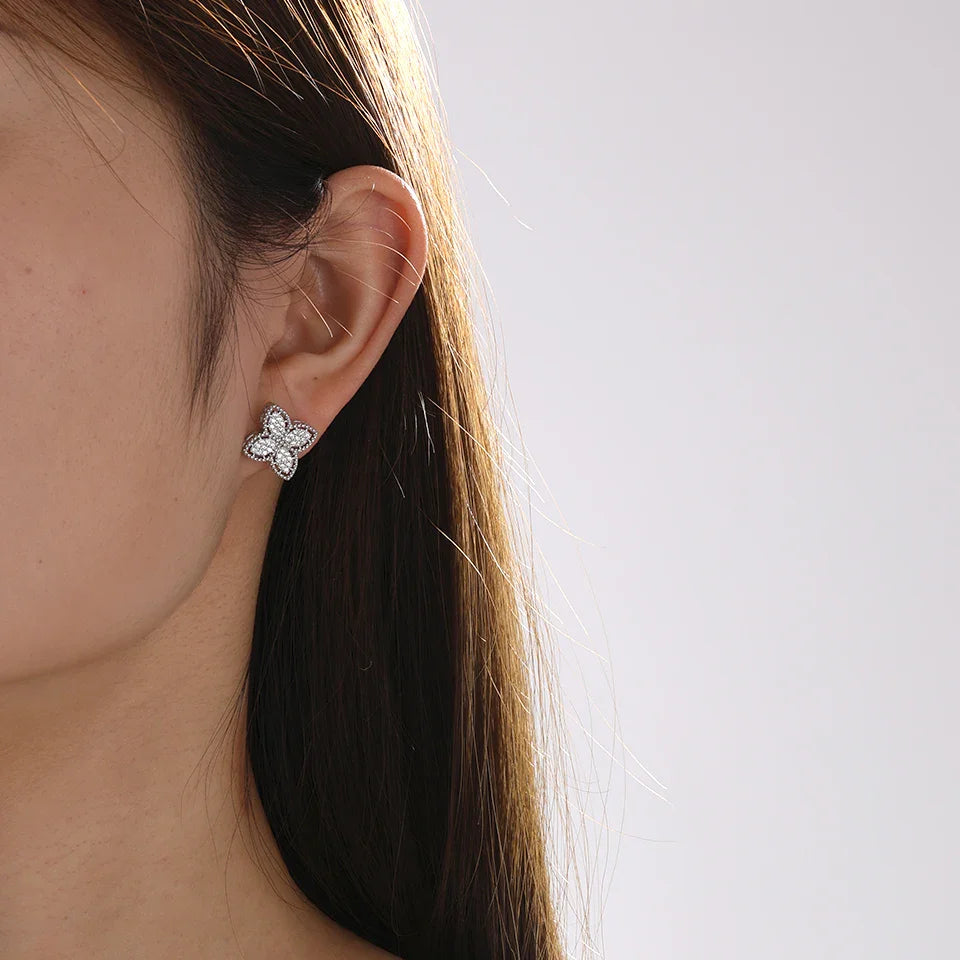 Øredobber med firkløverstift i sølv med zirkon