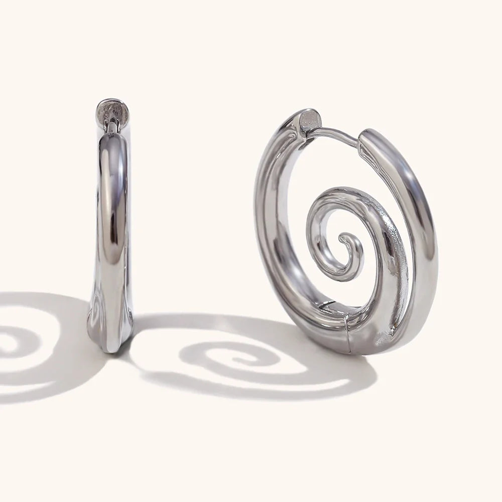 Creoler med spiralmotiv i sølvfarve