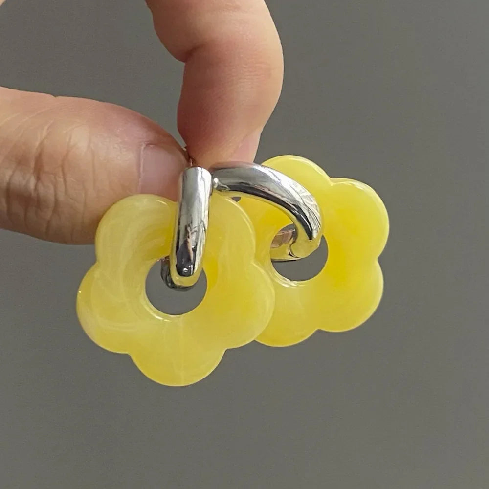 Creol-øreringer med blomst i harpiks